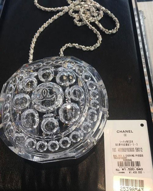 Chịu chơi như Ngọc Trinh hay Mai Phương Thúy, mua hẳn túi xách đắt tiền chỉ để đựng... 1 thỏi son