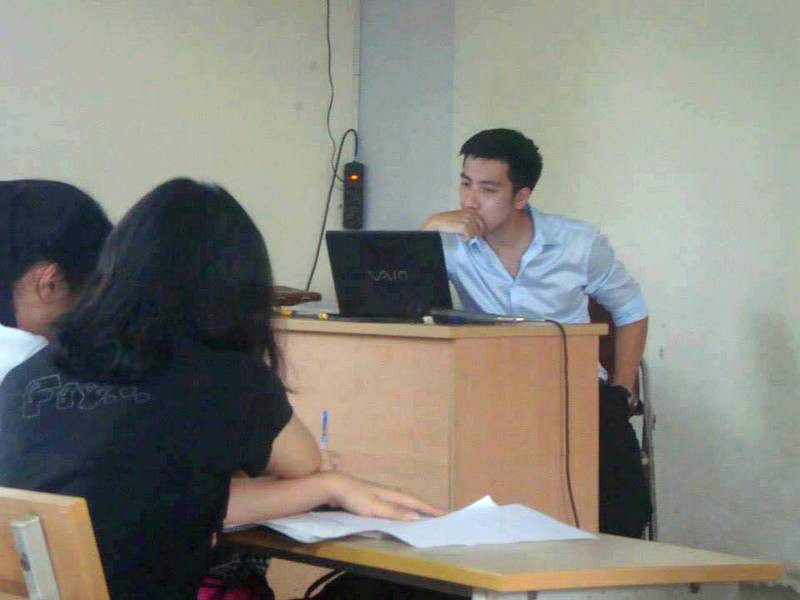 Những thầy giáo soái ca nổi tiếng do học sinh chụp lén: Đẹp trai, cao ráo, thân hình chuẩn thế này ai chẳng muốn học!