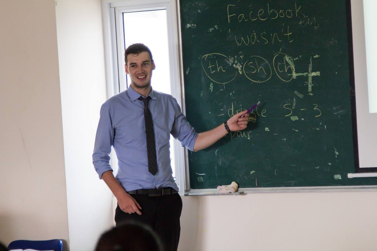 Những thầy giáo soái ca nổi tiếng do học sinh chụp lén: Đẹp trai, cao ráo, thân hình chuẩn thế này ai chẳng muốn học!