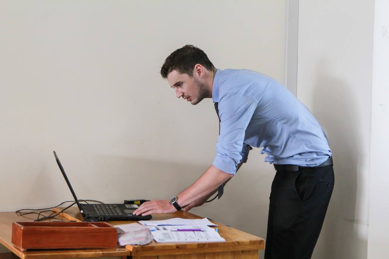 Những thầy giáo soái ca nổi tiếng do học sinh chụp lén: Đẹp trai, cao ráo, thân hình chuẩn thế này ai chẳng muốn học!