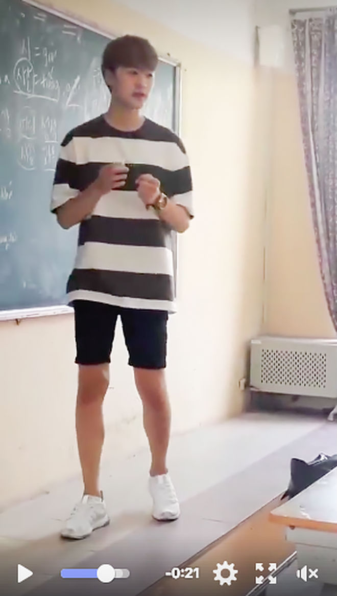 Những thầy giáo soái ca nổi tiếng do học sinh chụp lén: Đẹp trai, cao ráo, thân hình chuẩn thế này ai chẳng muốn học!