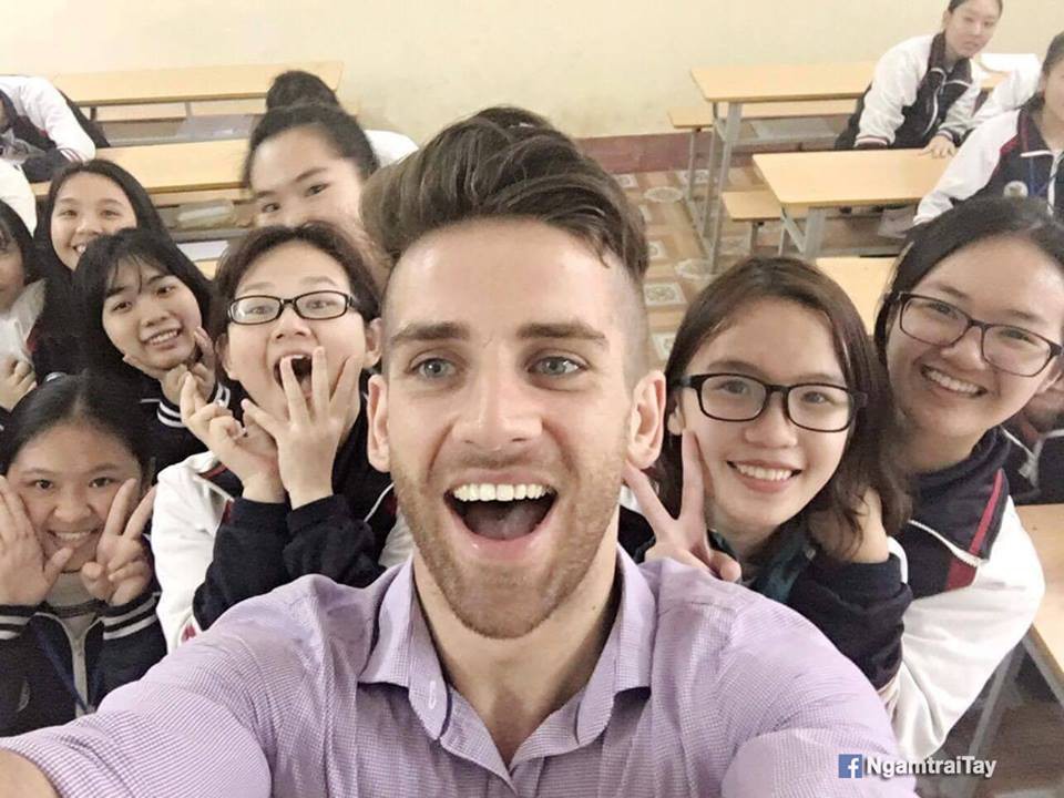 Những thầy giáo soái ca nổi tiếng do học sinh chụp lén: Đẹp trai, cao ráo, thân hình chuẩn thế này ai chẳng muốn học!