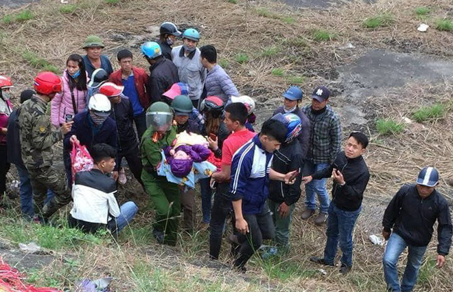 Bé trai 3 tuổi bị bỏ rơi trong cảnh đói, rét dưới chân cầu ở Bắc Ninh