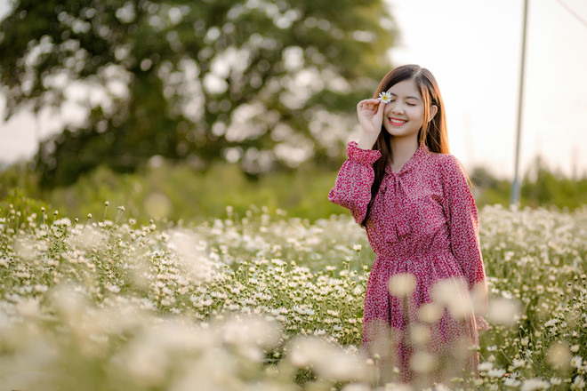 Hot girl chân khoèo, mắt lác khoe vẻ đẹp trong trẻo bên cúc họa mi