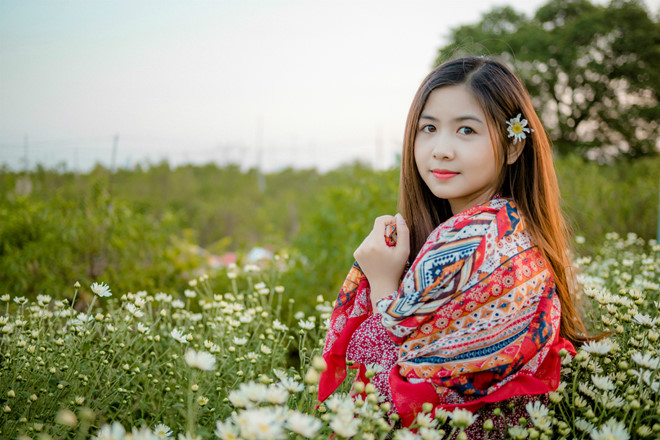 Hot girl chân khoèo, mắt lác khoe vẻ đẹp trong trẻo bên cúc họa mi