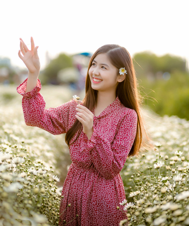 Hot girl chân khoèo, mắt lác khoe vẻ đẹp trong trẻo bên cúc họa mi