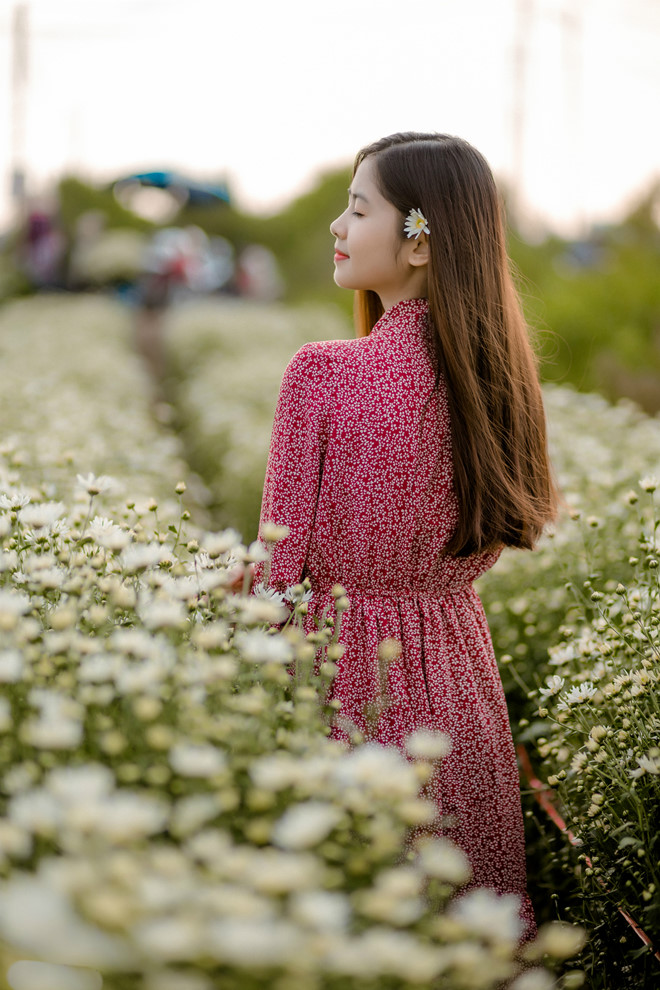 Hot girl chân khoèo, mắt lác khoe vẻ đẹp trong trẻo bên cúc họa mi