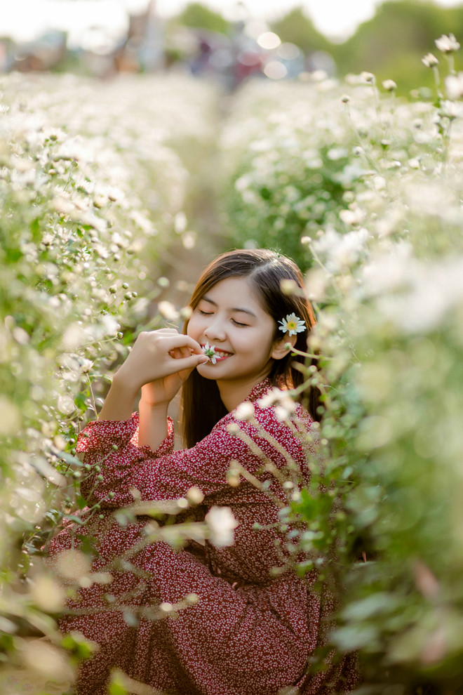 Hot girl chân khoèo, mắt lác khoe vẻ đẹp trong trẻo bên cúc họa mi