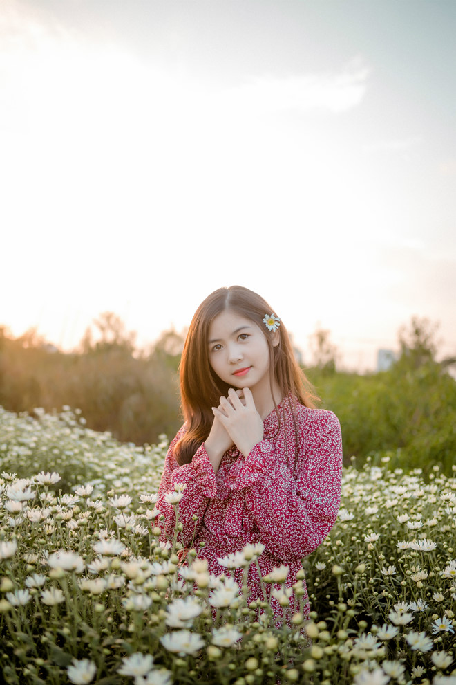 Hot girl chân khoèo, mắt lác khoe vẻ đẹp trong trẻo bên cúc họa mi Hot girl chân khoèo, mắt lác khoe vẻ đẹp trong trẻo bên cúc họa mi