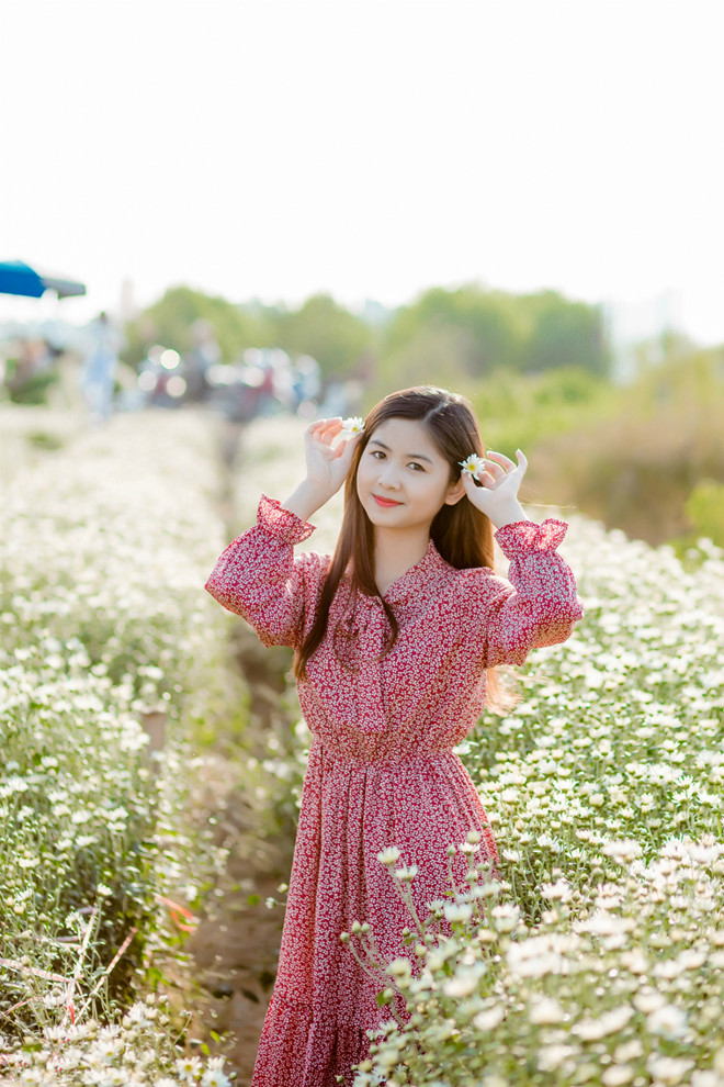 Hot girl chân khoèo, mắt lác khoe vẻ đẹp trong trẻo bên cúc họa mi Hot girl chân khoèo, mắt lác khoe vẻ đẹp trong trẻo bên cúc họa mi