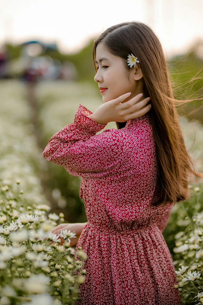 Hot girl chân khoèo, mắt lác khoe vẻ đẹp trong trẻo bên cúc họa mi Hot girl chân khoèo, mắt lác khoe vẻ đẹp trong trẻo bên cúc họa mi