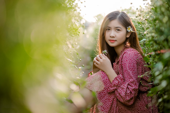 Hot girl chân khoèo, mắt lác khoe vẻ đẹp trong trẻo bên cúc họa mi