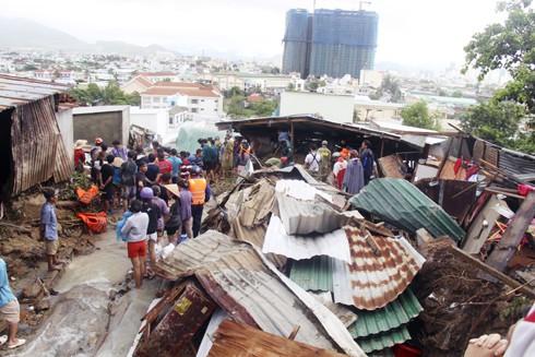Sạt lở kinh hoàng ở Nha Trang, 17 người chết: Bà ngoại đau đớn tìm thấy thi thể cháu mắc ở cây xoài