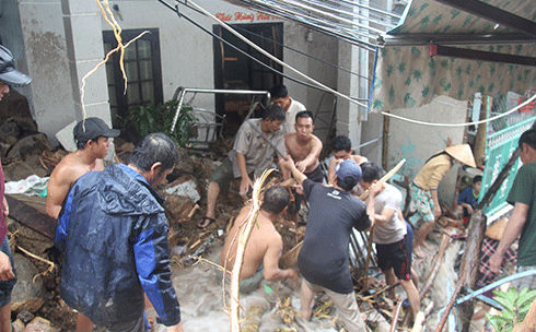 Sạt lở kinh hoàng ở Nha Trang, 17 người chết: Bà ngoại đau đớn tìm thấy thi thể cháu mắc ở cây xoài