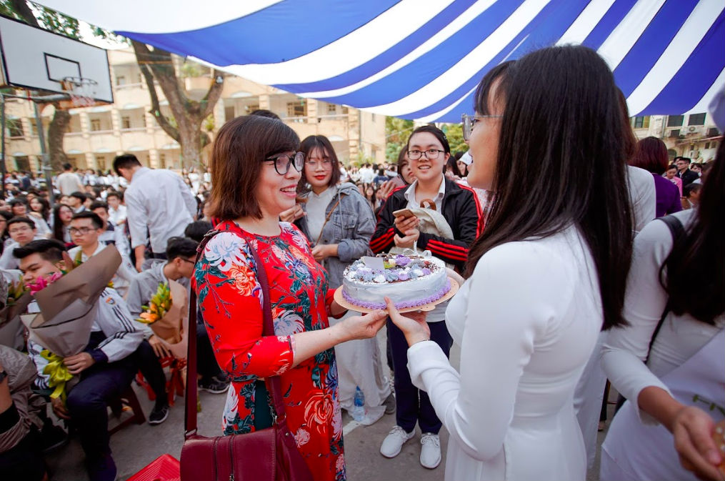 Trường Việt Đức chào mừng ngày 20/11: Đã mắt ngắm dàn nữ sinh xinh ngây ngất trong tà áo dài