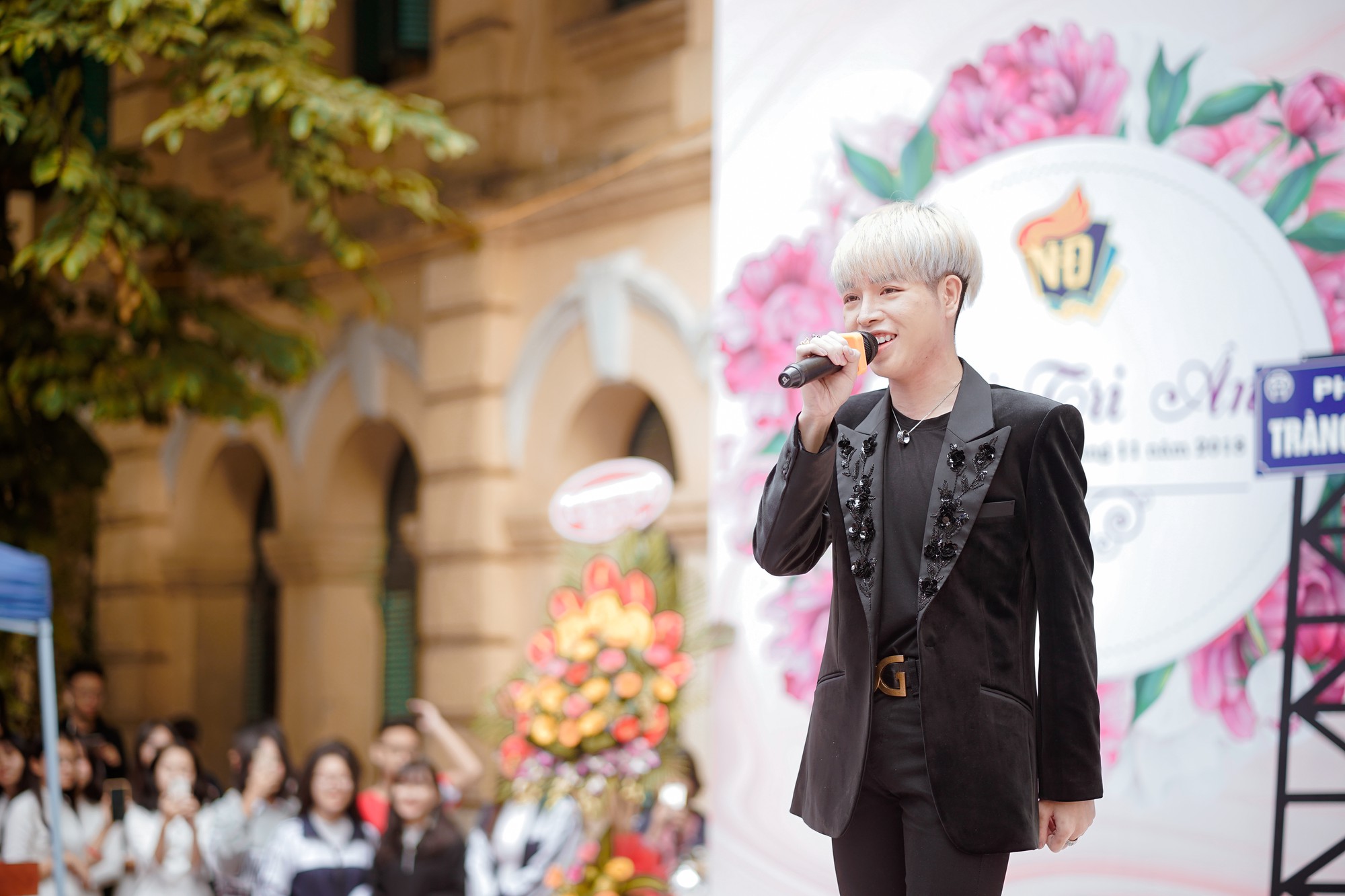 Trường Việt Đức chào mừng ngày 20/11: Đã mắt ngắm dàn nữ sinh xinh ngây ngất trong tà áo dài