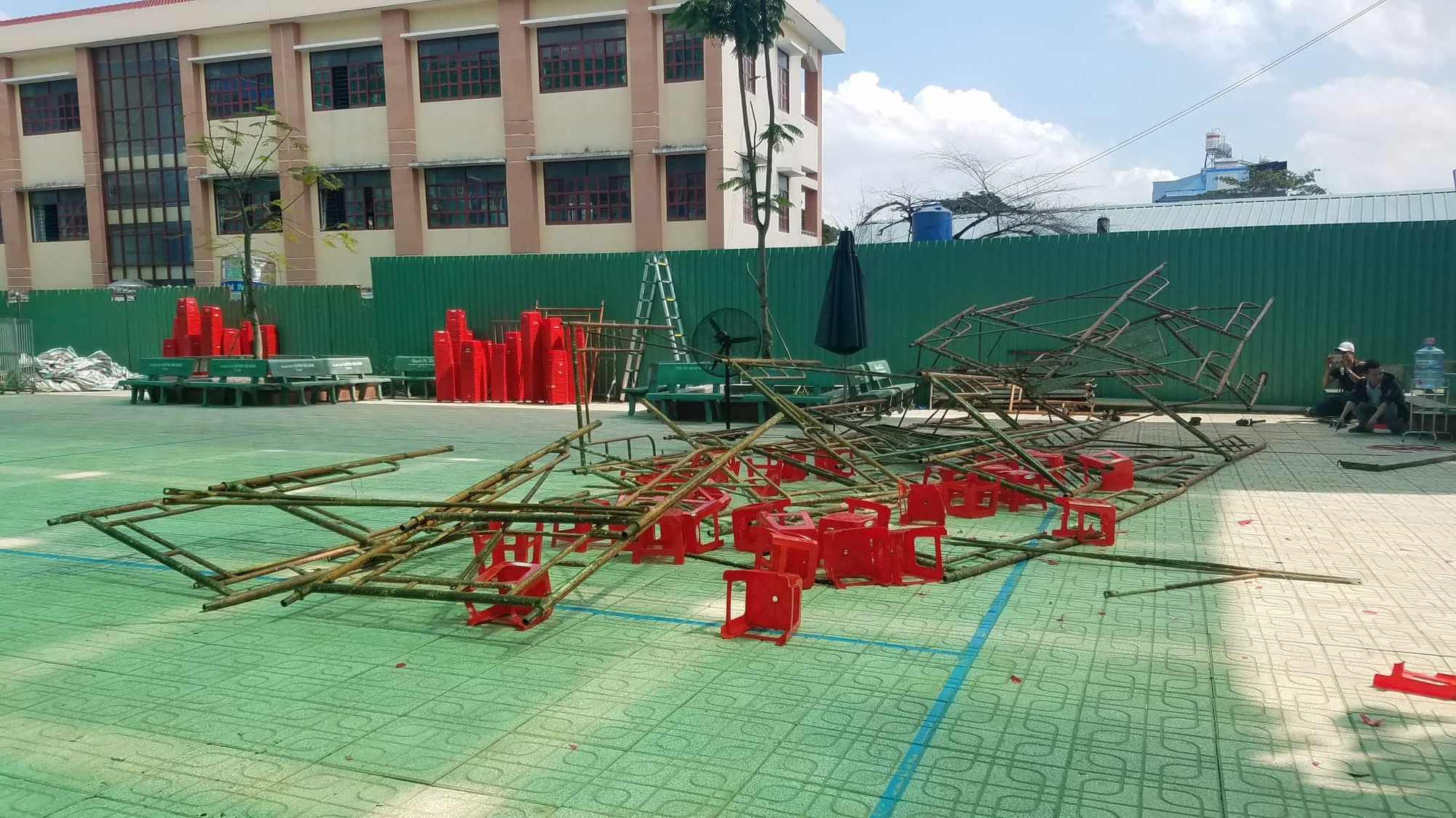 Giáo viên kể lại thời khắc hoảng loạn khi giàn giáo đổ sập trong buổi lễ 20/11 ở trường tiểu học