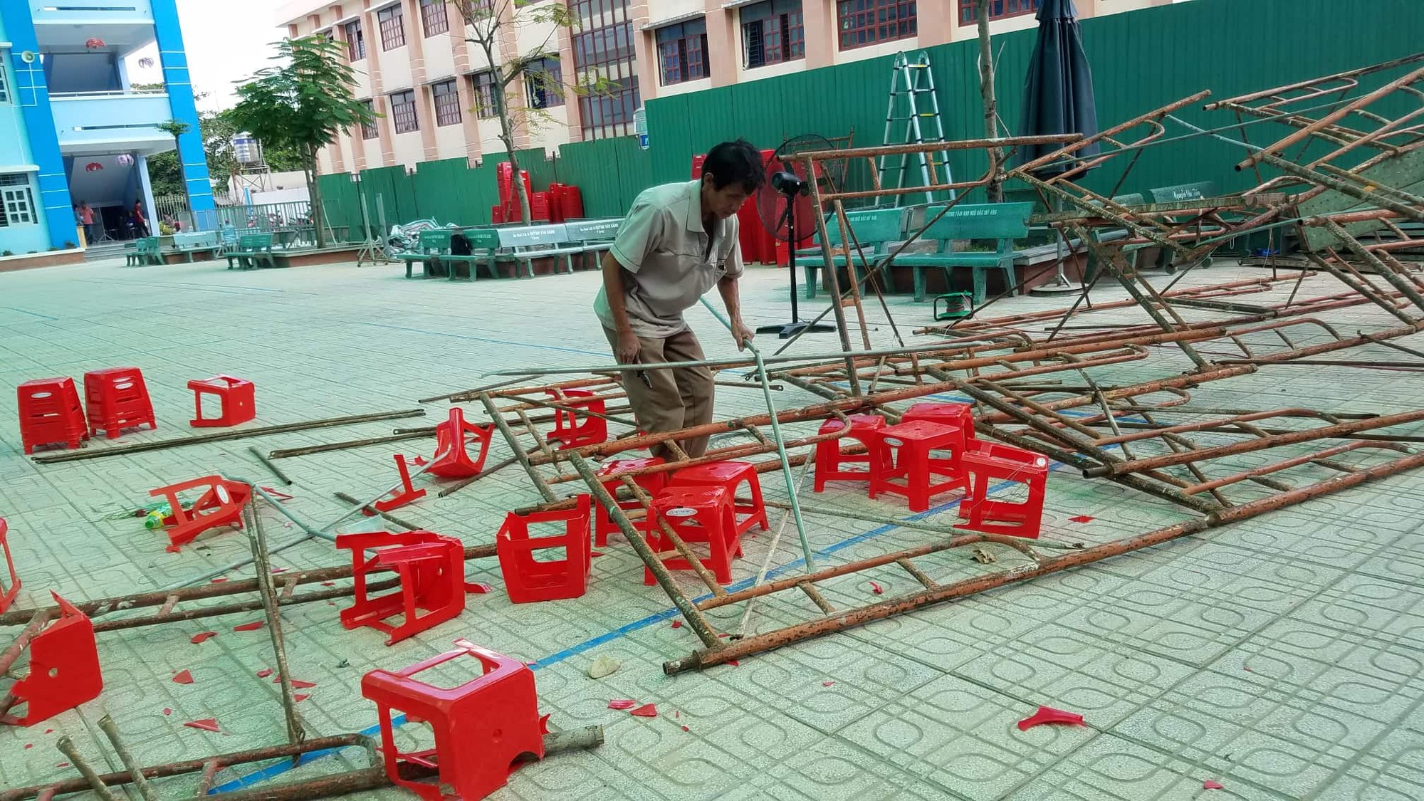 Giáo viên kể lại thời khắc hoảng loạn khi giàn giáo đổ sập trong buổi lễ 20/11 ở trường tiểu học