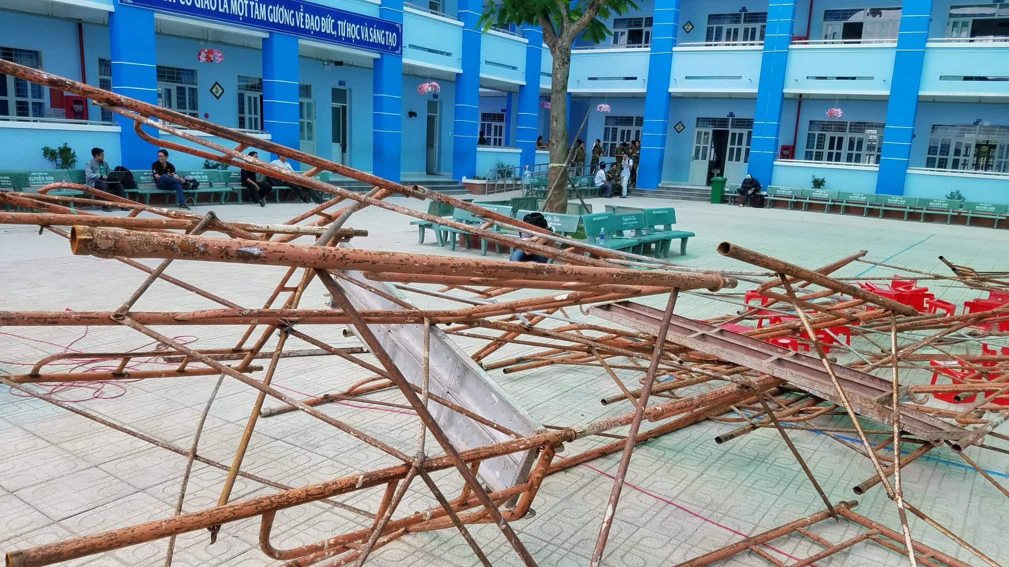 Giáo viên kể lại thời khắc hoảng loạn khi giàn giáo đổ sập trong buổi lễ 20/11 ở trường tiểu học