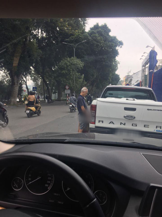 Người đàn ông ngoại quốc thản nhiên tè bậy tại bờ hồ Hoàn Kiếm giữa ban ngày khiến nhiều người bức xúc