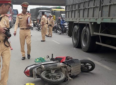 Hà Nội: Xe tải cuốn người đàn ông đi xe máy vào gầm tử vong