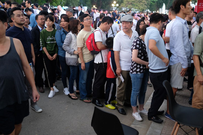 Người dân xếp hàng đến khuya, trải nghiệm và xuống tiền mua VinFast Klara