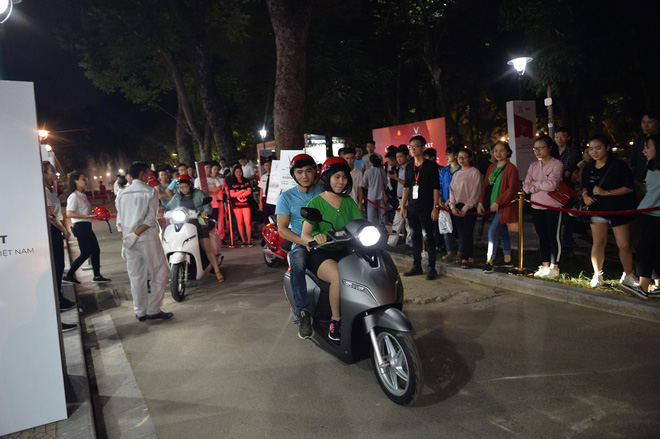 Người dân xếp hàng đến khuya, trải nghiệm và xuống tiền mua VinFast Klara