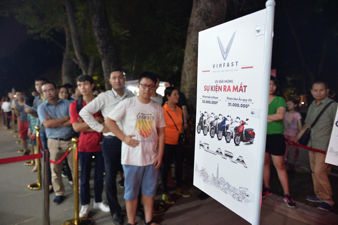 Người dân xếp hàng đến khuya, trải nghiệm và xuống tiền mua VinFast Klara