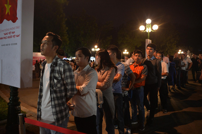 Người dân xếp hàng đến khuya, trải nghiệm và xuống tiền mua VinFast Klara