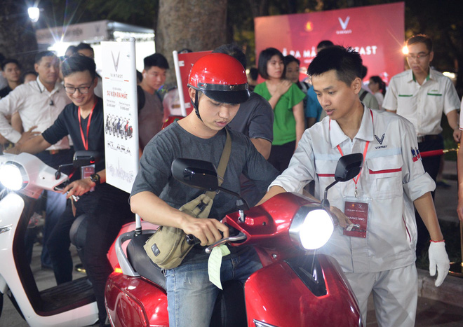 Người dân xếp hàng đến khuya, trải nghiệm và xuống tiền mua VinFast Klara