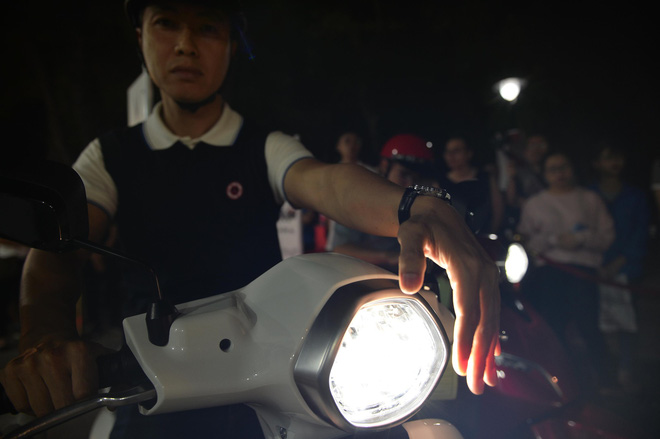 Người dân xếp hàng đến khuya, trải nghiệm và xuống tiền mua VinFast Klara