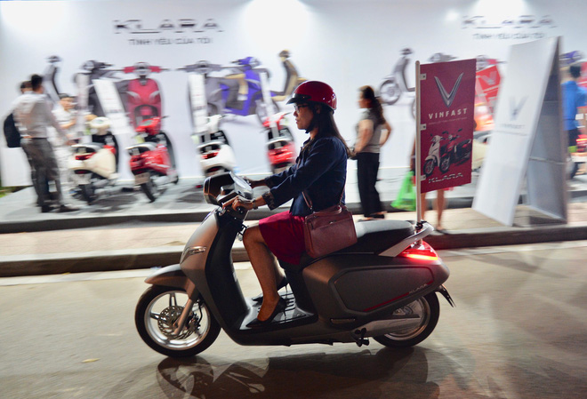 Người dân xếp hàng đến khuya, trải nghiệm và xuống tiền mua VinFast Klara