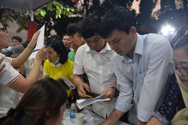 Người dân xếp hàng đến khuya, trải nghiệm và xuống tiền mua VinFast Klara