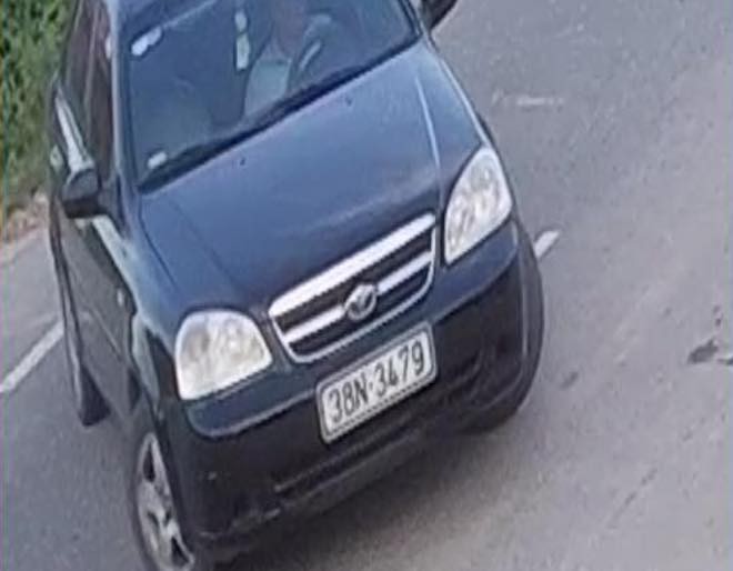 Cựu cán bộ phòng LĐTBXH đi ô tô đổ rác ra đường thanh minh đang dọn nhà nên nhiều rác