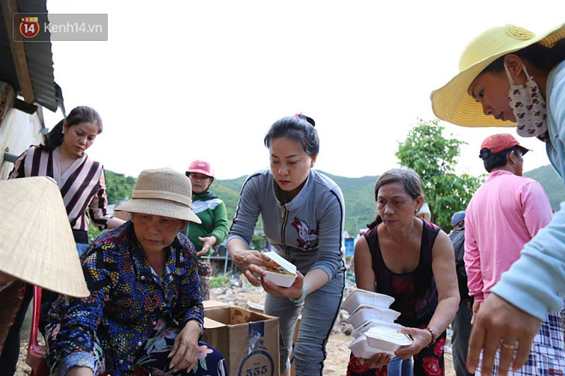 Chùm ảnh: Người dân Nha Trang đau xót dựng bàn thờ chung cho những nạn nhân đã khuất sau trận lũ và sạt lở lịch sử