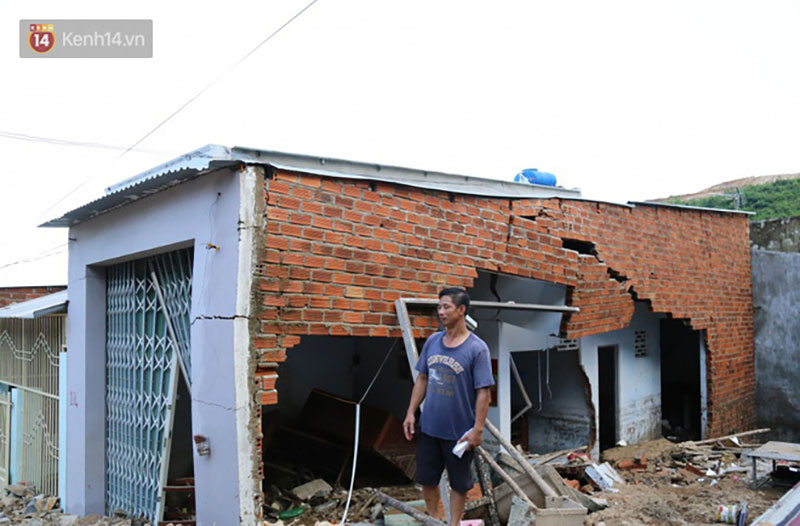 Chùm ảnh: Người dân Nha Trang đau xót dựng bàn thờ chung cho những nạn nhân đã khuất sau trận lũ và sạt lở lịch sử