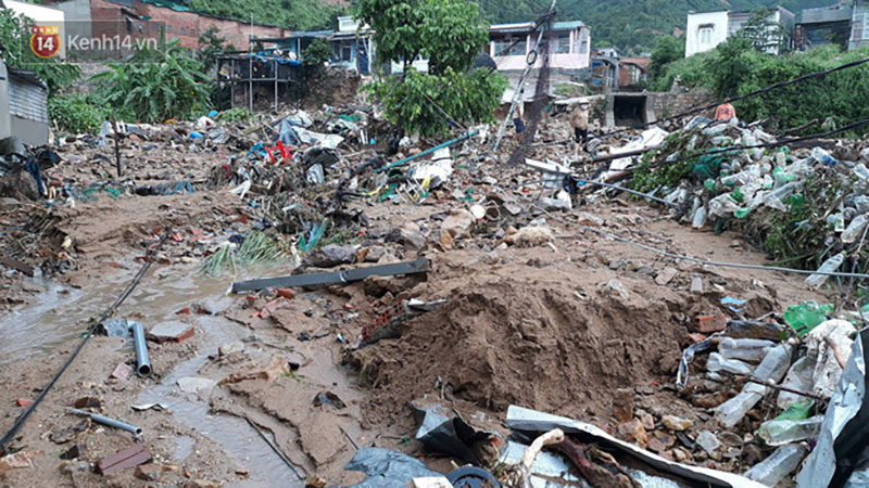 Chùm ảnh: Người dân Nha Trang đau xót dựng bàn thờ chung cho những nạn nhân đã khuất sau trận lũ và sạt lở lịch sử