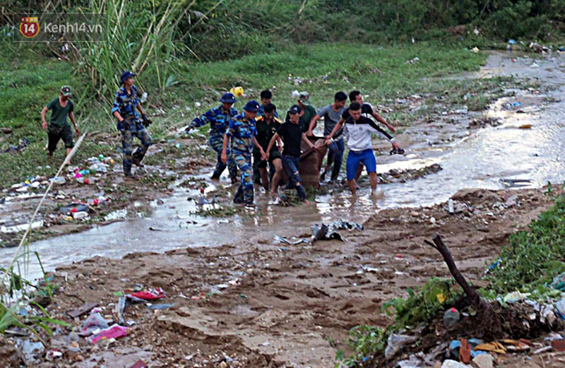 Chùm ảnh: Người dân Nha Trang đau xót dựng bàn thờ chung cho những nạn nhân đã khuất sau trận lũ và sạt lở lịch sử