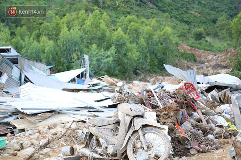 Chùm ảnh: Người dân Nha Trang đau xót dựng bàn thờ chung cho những nạn nhân đã khuất sau trận lũ và sạt lở lịch sử
