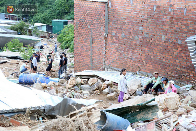 Chùm ảnh: Người dân Nha Trang đau xót dựng bàn thờ chung cho những nạn nhân đã khuất sau trận lũ và sạt lở lịch sử