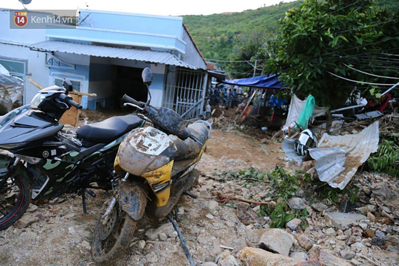 Chùm ảnh: Người dân Nha Trang đau xót dựng bàn thờ chung cho những nạn nhân đã khuất sau trận lũ và sạt lở lịch sử