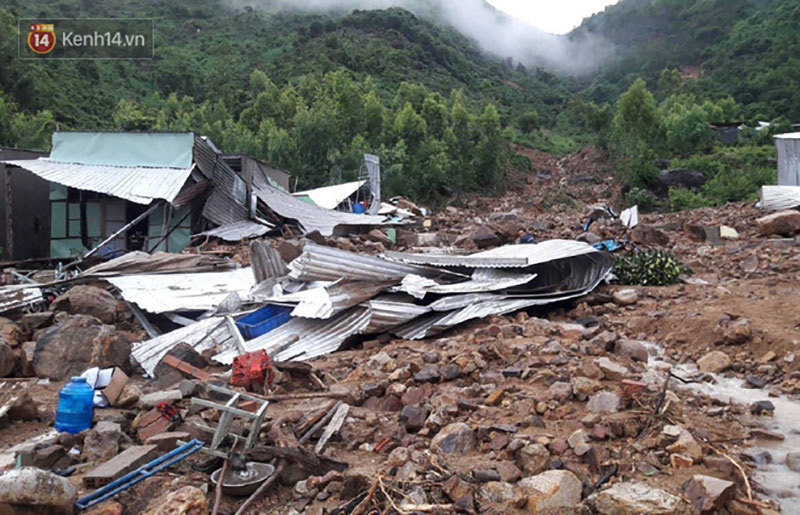 Chùm ảnh: Người dân Nha Trang đau xót dựng bàn thờ chung cho những nạn nhân đã khuất sau trận lũ và sạt lở lịch sử