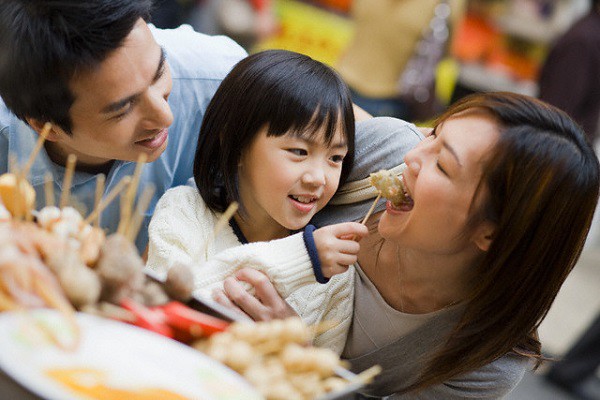 Nhờ con gái 5 tuổi trông em cho mẹ, tôi chết lặng khi nghe những lời con gái nói với cậu em trai