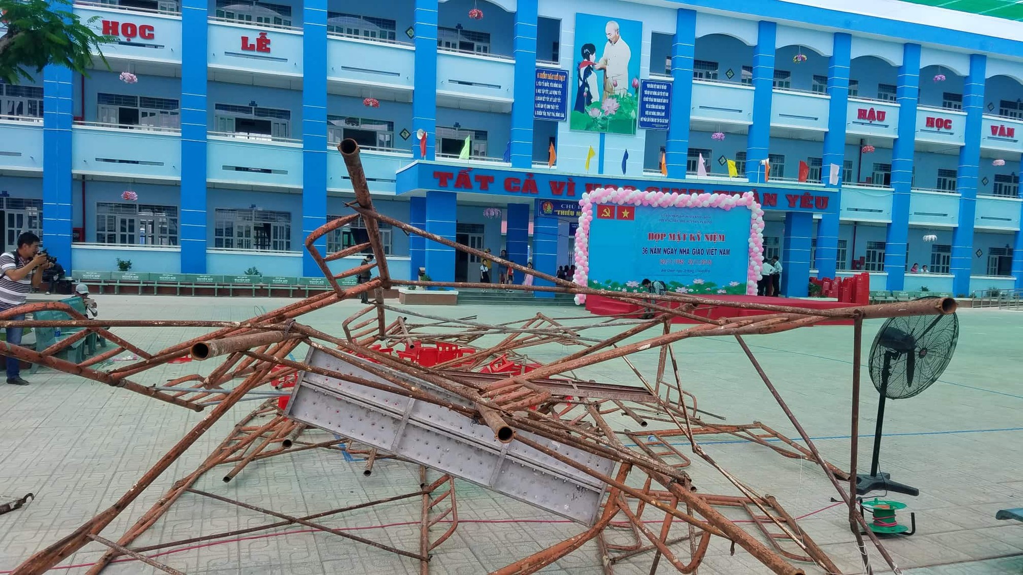 Nguyên nhân chính thức vụ sập giàn giáo trong lúc làm lễ 20/11, khiến 25 học sinh bị thương ở Sài Gòn