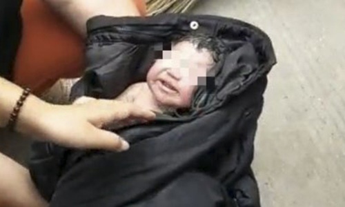 Bé sơ sinh Trung Quốc bị mẹ bỏ rơi trong thùng rác