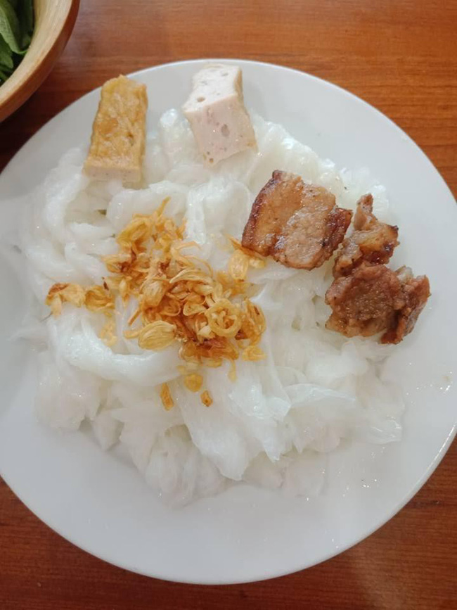 Bực bội vì đĩa bánh cuốn 35k như 10k, cô gái lên mạng cảnh báo cộng đồng mạng đừng ghé quán nữa