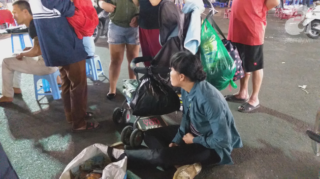 Bé gái 1 tháng tuổi phải đắp chăn nằm vỉa hè chợ Đồng Xuân: Gia đình muốn đón nhưng người mẹ đều bỏ trốn