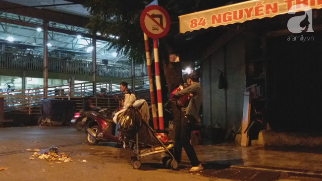 Bé gái 1 tháng tuổi phải đắp chăn nằm vỉa hè chợ Đồng Xuân: Gia đình muốn đón nhưng người mẹ đều bỏ trốn