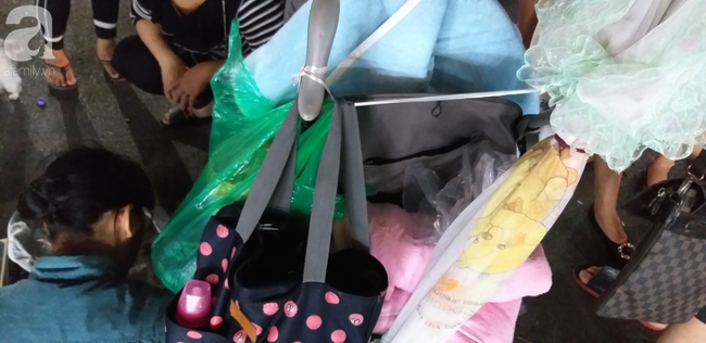 Bé gái 1 tháng tuổi phải đắp chăn nằm vỉa hè chợ Đồng Xuân: Gia đình muốn đón nhưng người mẹ đều bỏ trốn