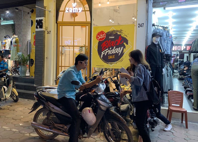 Sale tận đáy, giảm giá 80% giăng vỉa hè: Dân ôm tiền chờ gom hàng